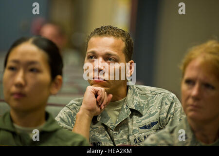 Stati Uniti Air Force Senior Airman Classe, Ricky giovane con l'Istituto di medicina aeronautica 446th squadrone di evacuazione 446th (AES) Base comune Lewis-Mccorda, nello Stato di Washington, ascolta un briefing di benvenuto a dall'Aeroporto Internazionale di Pittsburgh riserva d'aria Stazione, Coraopolis, Pa., luglio 21, 2013. Il 446th AES è distribuito come supporto di Global Medic in congiunzione con WAREX, un misto annuale-campo di riserva-esercizio progettata per replicare tutte le sfaccettature del teatro di combattimento di medicina aeronautica supporto di evacuazione. Tech. Sgt. Efren Lopez Foto Stock