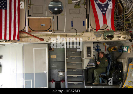 Stati Uniti Air Force loadmaster con l'ottantanovesimo Airlift Squadron,- Wright Patterson AFB, Ohio., conduce un controllo di funzionamento su un C-17 Globemaster III piano di carico presso la guardia costiera Stazione aria Miami, Opa-locka Fla., luglio 26, 2013. Civili e Militari sono personali lavorando insieme a sostegno del guerriero esercizio 86-13-01 (WAREX)/esercizio Global Medic, 2013. WAREX unità fornisce un opportunità di provare le manovre militari e tattiche. Si è svolto in concomitanza con WAREX, Global Medic è un misto annuale campo di esercizio progettata per replicare tutti gli aspetti del teatro contro il supporto medico." Tech. Sg Foto Stock