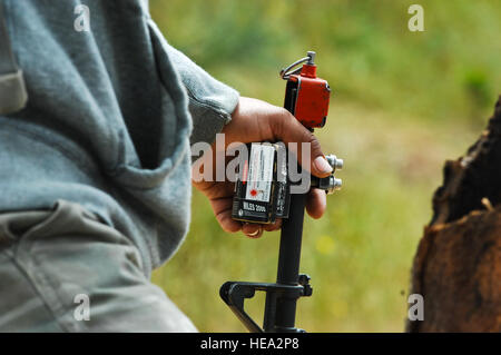 Stati Uniti Specialista dell'esercito Wayne Tom, 360 Chemical Company, Texarkana, Tex., attende il successivo attacco mentre si gioca la parte di un nemico aggressore a Fort Hunter Liggett, California, 16 maggio 2011, a sostegno di Global Medic 2011 e guerriero 91 11-01. Global Medic è una riserva comune la formazione sul campo esercizio per il teatro di medicina aeronautica sistema di evacuazione e la massa medical componenti progettati per replicare tutti gli aspetti della lotta contro il servizio medico di supporto. Il personale Sgt. Donald R. Allen Foto Stock