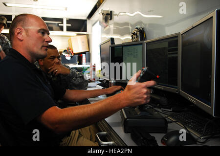 Il sig. Adam Stock, pilota di piombo per 29 palme Unmanned Aerial Systems, descrive il funzionamento di una scansione Eagle drone di U.S. Esercito Lt. Col. Kenneth Prewitt, 91Division, operazioni G2, a Fort Hunter Liggett, California, 19 maggio 2011, a sostegno di Global Medic 2011 e guerriero 91 11-01. Global Medic è una riserva comune la formazione sul campo esercizio per il teatro di medicina aeronautica sistema di evacuazione e la massa medical componenti progettati per replicare tutti gli aspetti della lotta contro il servizio medico di supporto. Il personale Sgt. Donald R. Allen Foto Stock