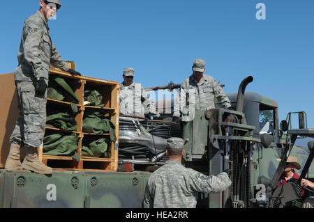 Stati Uniti Air Force aviatori di la quarantaduesima porta antenna squadrone, Westover, Massachusetts, caricare la formazione medica di forniture a Fort Hunter Liggett, California, 12 maggio 2011, a sostegno di Global Medic 2011. Global Medic è un campo comune di esercitazione per il teatro di medicina aeronautica sistema di evacuazione e la massa medical componenti progettati per replicare tutti gli aspetti della lotta contro il servizio medico di supporto. Il personale Sgt. Donald R. Allen Foto Stock