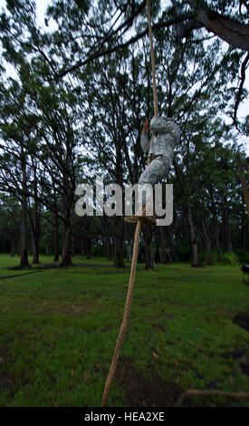 I medici di combattimento eseguono la discesa delle corde e compiti fisici durante la gara per la migliore medicina a Schofield Barracks, Hawaii, testando le abilità mediche, la leadership, il lavoro di squadra, e tattiche. Foto Stock