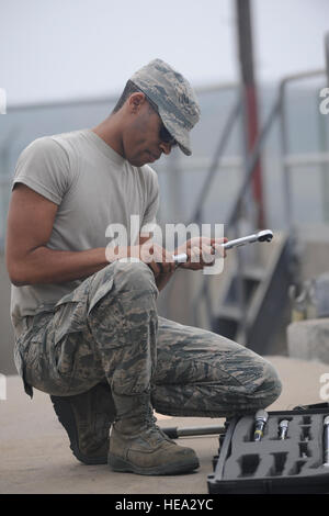 Airman 1. Classe Andrew Smith, novantesimo Missile squadrone manutenzione Missile gestione tecnico del team, ispeziona strumenti Febbraio 20, 2015, prima di costruire una barriera di sicurezza attorno all'apertura del boccaporto di lancio Facility-10 per Gloria viaggio-214, Vandenberg Air Force Base in California Il personale di manutenzione per il lancio ha lavorato con i membri della 576th prova di volo squadrone ai membri di pronto il missile e di un sito per la prova di funzionamento del lancio. Foto Stock