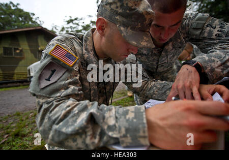 Stati Uniti Army Sgt. Justin Runyan e Sgt. Robert Edwards, combattere i medici assegnati a Schofield Barracks Health Clinic, plot di punti su una mappa prima di uscire a 5 ore di navigazione terrestre test durante il 2012 Pacific Regional Medical Command Best Medic Concorrenza il 29 agosto 2012, a Schofield caserma, in Wahiawa, Hawaii. Il PRMC Best Medic la concorrenza è una 72 Ore di fisica e mentale di test di U.S. Army Medics leadership, il lavoro di squadra, la tattica, conoscenze mediche e le attività del guerriero. I vincitori del concorso PRMC passare a competere per il miglior ArmyÕs Medic a Ft. Sam Houston a San Antonio, Texas. ( U Foto Stock