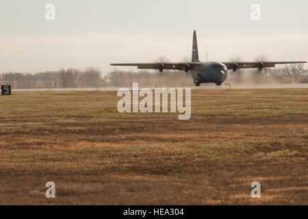 Un C-130 Hercules terre su Minot Air Force Base, N.D., 24 ottobre, 2014. L'esercizio fornisce opportunità di formazione per gli Stati Uniti I comandi strategici di altre aree di missione: difesa missilistica, intelligence, sorveglianza e ricognizione; e la lotta contro le armi di distruzione di massa. Senior Airman Brittany Y. Bateman) Foto Stock