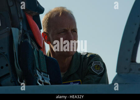 California Air National Guard Il Mag. Gen. Jon Kelk, sia la mobilitazione ANG assistant per gli Stati Uniti Forze aeree in Europa/Forze Aeree in Africa il comandante e il comandante, capo del personale della CANG, guarda dentro la cabina di pilotaggio di un Massachusetts ANG F-15C Eagle fighter aircraft assegnato alla 104th Fighter Wing, Barnes ANG Base, Massachusetts, durante il Romanian Air force 71st Air Base di air show e open house a Campia Turzii, Romania, 23 luglio, 2016. La manifestazione aerea ha avuto luogo durante la metà degli Stati Uniti Air Force Expeditionary 194th Fighter Squadron è di sei-mese lungo teatro pac di sicurezza Foto Stock