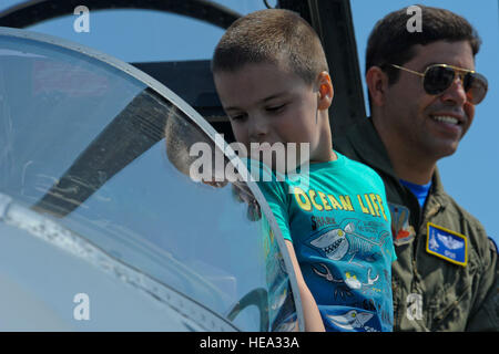 Matei Codobam, 7, guarda dentro la cabina di pilotaggio di Massaschusetts Air National Guard F-15C Eagle fighter aircraft assegnato alla 104th Fighter Wing, Barnes ANG Base, Massachusetts, mentre la California ANG Lt. Col. Paolo Shamy, un Expeditionary 194th Fighter Squadron F-15C pilota, attende di posa per una foto scattata da Matei la famiglia durante il Romanian Air force 71st Air Base di air show e open house a Campia Turzii, Romania, 23 luglio, 2016. La manifestazione aerea ha avuto luogo durante la metà degli Stati Uniti Air Force Expeditionary 194th Fighter Squadron è di sei-mese lungo teatro pacchetto di sicurezza per la distribuzione Foto Stock