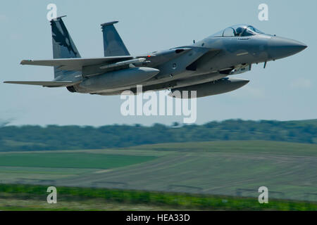 Un California Air National Guard F-15C Eagle fighter aircraft assegnato all'Expeditionary 194th Fighter Squadron, vola sopra la Flightline durante il Romanian Air force 71st Air Base di air show e open house a Campia Turzii, Romania, 23 luglio, 2016. La manifestazione aerea ha avuto luogo durante la metà della 194th EFS' sei mese lungo teatro security package deployment in Europa a sostegno del funzionamento Atlantic risolvere, che mira a sostenere gli Stati Uniti il costante impegno per la sicurezza collettiva della NATO e la dedizione per la pace duratura e la stabilità nella regione. L'unità com Foto Stock