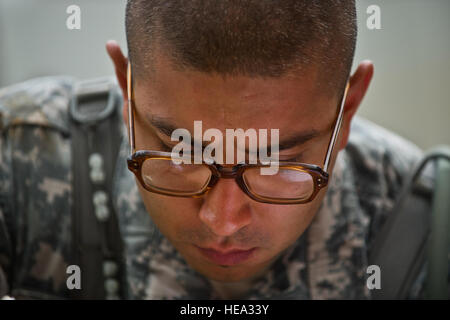 Stati Uniti Army Sgt. Fernando Diaz, un combattimento medic assegnato alla 568th azienda medica (massa ambulanza), Camp Humphreys, Repubblica di Corea, lotti di punti su una mappa prima di uscire a 5 ore di navigazione terrestre test durante il 2012 Pacific Regional Medical Command Best Medic Concorrenza il 29 agosto 2012, a Schofield caserma, in Wahiawa, Hawaii. Il PRMC Best Medic la concorrenza è una 72 Ore di fisica e mentale di test di U.S. Army Medics leadership, il lavoro di squadra, la tattica, conoscenze mediche e le attività del guerriero. I vincitori del concorso PRMC passare a competere per il miglior ArmyÕs Medic a Ft. Sam Houston in Sa Foto Stock