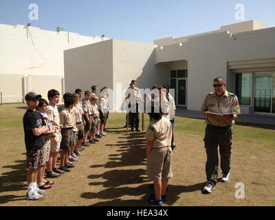 Volontari di Al Udeid Air Base che sono membri del Jar Saleh aiutare con la locale Boy Scout troop a Doha, in Qatar. Jar Saleh, che è arabo "buoni vicini", è un privato organizzazione di volontariato a AUAB dal 2012, incentrata sul rapporto-costruzione di progetti nell'area locale di sviluppare durature e a coltivare un senso di comunità. Opportunità di volontariato sono abbondanti con la scuola americana di Doha, il locale orfanotrofio, i locali di ricovero degli animali e con il ragazzo e ragazza truppe Scout. Jar Saleh continua a fornire il maggior numero di ore di volontariato di tutto il settore privato Foto Stock