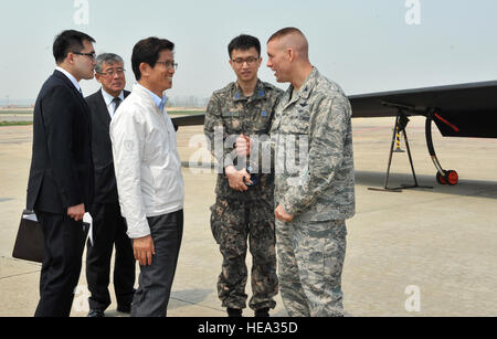 Col. Brook Leonard, 51st Fighter Wing Commander e Luna-soo Kim, Gyeonggi-do il governatore della provincia, exchange addii al termine di una visita a Osan Air Base, Repubblica di Corea, 21 aprile 2014. Kim ha girato la mostra statica di un-10 Thunderbolt II, F-16 Fighting Falcon e U-2 Dragon Lady, nonché la Korean Air Operations Center durante il suo tempo sulla base. Airman 1. Classe Ashley J. Thum) Foto Stock