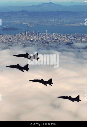 Quattro T-38 Taloni getto supersonico formatori volare oltre la Baia di San Francisco, California, 28 febbraio, 2013. La T-38s sono di stanza a Beale Air Force Base in California, e vengono utilizzati come aerei da addestramento per U-2 piloti. Foto Stock