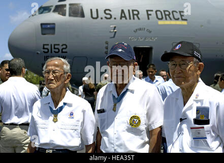 Barney Hajiro, Shizuya Hayashi ed Ed Ichiyama pongono di fronte a un C-17 Globemaster III denominata 'lo spirito di 'Go per il rotto'' durante una cerimonia di arrivo Hickam Air Force Base, Hawaii, mercoledì 14 giugno. Gli uomini sono i veterani del 442nd combattere Regimental Team. Il velivolo è chiamato in onore della loro unità. Tech. Sgt. Shane A. Cuomo) Foto Stock