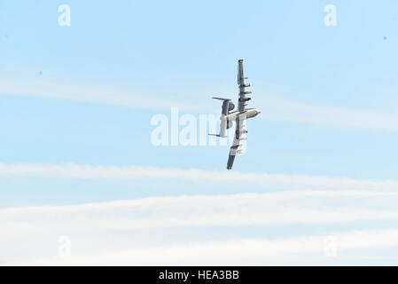 Un A-10 Thunderbolt II banche via dopo che attacca un bersaglio simulato durante un live fire esercitare sulla Fort Polk, La., gen. 16, 2015. L'A-10 incendi il GAU-8/A 30 mm cannon, in grado di sparare a 3.900 giri al minuto, ed è utilizzato per fornire le unità di terra con aria vicino di supporto ed è anche utilizzato per sconfiggere una vasta gamma di obiettivi tra cui carri armati. Airman 1. Classe Mozer O. Da Cunha) Foto Stock