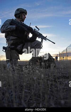 Un membro della 341 a forze di sicurezza guardie del gruppo un lancio di missili facility durante un LF riconquista la simulazione come parte del Bastione Grizzly esercizio marzo 18 vicino Malmstrom Air Force Base. L'esercizio è stato implementato per valutare la predisposizione del missile 341 Ala e garantire il primo-responder aviatori conoscere e seguire le norme fissate in posizione reale per gli eventi del mondo. Airman 1. Classe Collin Schmidt) Foto Stock