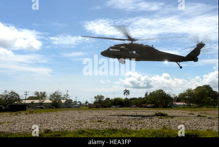 Stati Uniti Air Force Col. James Sheedy, 474th aria gruppo Expeditionary e teatro 612th gruppo Operations commander e Detroit, Mich, nativo, U.S. Air Force Senior Master Sgt. Raymond Griego, 474th aria gruppo Expeditionary e teatro 612th gruppo Operations sovrintendente, e Bakersville, California, nativo., E DEGLI STATI UNITI Air Force Master Sgt. Jaime Lewis, XII Air Force primo sergente, Philadelphia, Pa., nativo, entrambi fuori Davis-Monthan Air Force Base, Ariz., arrivano tramite U.S. Esercito Black Hawk elicottero a Puerto Castillo Base Navale di Trujillo, Honduras, come parte di una visita a vedere nuovi orizzonti Hondura Foto Stock