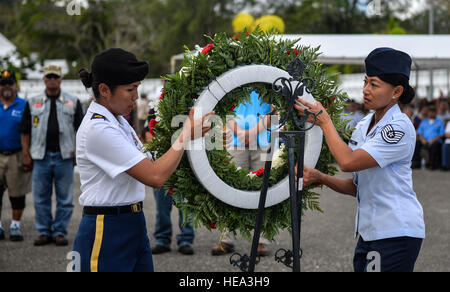 Stati Uniti Army Sgt. 1. Classe Loloanie Moniz e automatizzata di specialista della logistica con l'esercito di Guam Guardia nazionale, a sinistra, E DEGLI STATI UNITI Air Force Tech. Sgt. Elsie Cencil, 54th cavallo rosso comandante dello Squadrone personale di sostegno NCO, collocare una ghirlanda commemorativa Maggio 30, 2016 durante un giorno memoriale della cerimonia di Guam Veterani nel cimitero Piti, Guam. I membri di ciascun ramo di servizio civile e i capi di governo hanno onorato i sacrifici fatti da tutti gli uomini e le donne del passato e del presente, nel servizio militare per gli Stati Uniti Il personale Sgt. Alexander W. Riedel Foto Stock