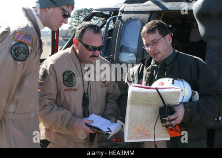 Virginia Guardia Nazionale aviatori Chief Warrant Officer 4 John Anderson (centro) e Warrant Officer Aaron Trombley (sinistra) riesaminare la posizione della mappa della loro area bersaglio con Dave lasco, la guardia forestale regionale per la regione Tazewell della Virginia Dipartimento di silvicoltura. Il Mag. Il cotone Puryear, Virginia Guardia Nazionale degli affari pubblici) Foto Stock