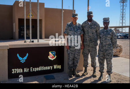 Haltom High School alumni, Briga. Gen. Roger H. Watkins (1981) e i fratelli Staff Sgt. Everett Myles (2004) e Senior Airman Bahja Jones (2008) posano per una foto di gruppo al 379 Aria ala Expeditionary nel sud-ovest Asia, dicembre 4, 2013. I tre Fort Worth, Texas nativi, entrato a far parte della Air Force nel 1986, 2004 e 2010, rispettivamente. Watkins è il 379 AEW commander su due anni di rotazione. Myles è un 379 Expeditionary squadrone manutenzione manutenzione convenzionali capo equipaggio schierato dalla Dyess Air Force Base in Texas e Jones è un 379 AEW affari pubblici fotoreporter distribuito dal Comune di Ba Foto Stock