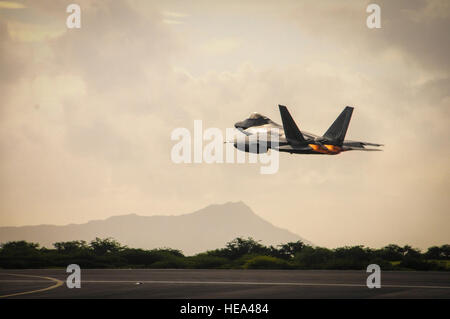 Un Hawaii Air National Guard F-22 Raptor decolla da base comune Harbor-Hickam perla, Hawaii, Sett. 26, 2015. I rapaci distribuito negli Stati Uniti Comando centrale area di responsabilità. È stata la prima distribuzione di combattimento per il 199th Fighter Squadron poiché è distribuito in Arabia Saudita nel 2000 per pattugliare la southern no-fly zone dell Iraq. (U.S. Air National Guard foto/Airman 1. Classe Robert Cabuco) Foto Stock