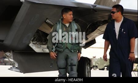 Lt. Col. Glen Nakamura parla con il suo capo equipaggio come egli si prepara a volare un'altra formazione sortie in F-22 Raptor a base comune Harbor-Hickam perla, Hawaii. Foto Stock