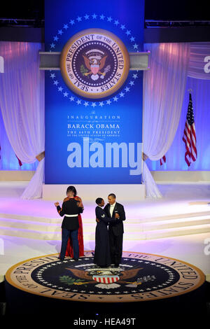 Il presidente Barack Obama e sua moglie Michelle Obama dance con Staff Sgt. Bria Nelson, 579th operazioni mediche Squadron, Base comune Anacostia-Bolling, Washington, D.C., e Gunnery Sgt. Timothy Easterling, Marine caserma, Washington D.C., durante il 2013 comandante in capo a sfera inaugurale presso la Walter E. Washington Convention Center di Washington D.C., Gennaio 21, 2013. In tutta la 57th inaugurazione presidenziale, Obama e Biden famiglie hanno colto l'occasione per evidenziare lo spirito di servizio e di abnegazione visto ogni giorno i militari Usa gli uomini, le donne e le loro famiglie. Chief Master Foto Stock