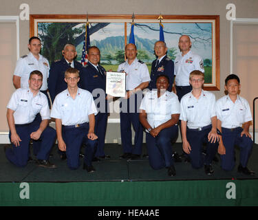 In piedi (L-R) sono lst Lt Nathan Stickel, Grandi Steve Soeda, Il colonnello Stan Fernandez, il Colonnello Giovanni Tuck, Il colonnello Herbert Kaneshige, comando CMSgt inginocchiato (L a R) HCAP sono cadetti Joel Ramey, Corey Trask, Imani Scott, Zaccaria Trask, Kevin Cho Foto Stock