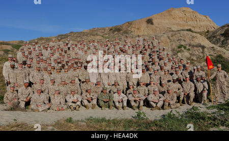 CAMP PENDLETON, California -- Marines con sede e Sede Squadron, Marine Corps Air Station Camp Pendleton si riuniscono per Warrior Notte a Red Beach, Camp Pendleton, 22 aprile 2016. Il guerriero della notte è un modo per Marines in una unità per godere della reciproca compagnia al fine di indurire e cameratismo espirit de corps. (Marine Corps Lance Cpl. Emmanuel Necoechea) Foto Stock