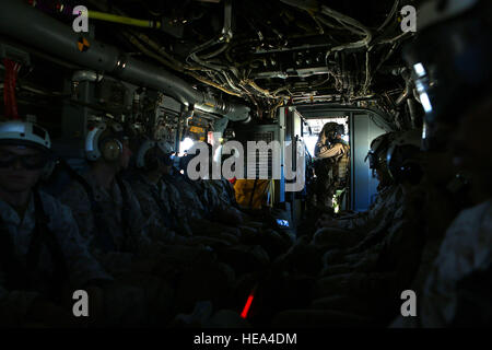 CAMP PENDLETON, California -- Marines con sede e Sede Squadron, Marine Corps Air Station Camp Pendleton volare su un MV-22 Osprey a Red Beach, Camp Pendleton per avviare la notte del guerriero, 22 aprile 2016. Il guerriero della notte è un modo per Marines in una unità a venire insieme e godere della reciproca compagnia ad indurire e cameratismo espirit de corps. (Marine Corps Lance Cpl. Emmanuel Necoechea) Foto Stock