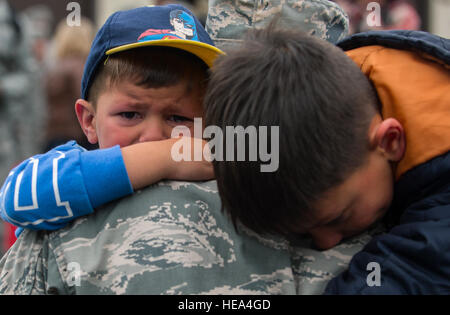 Due ragazzi abbraccio il loro padre, un aviatore assegnato alla 606th Air Control Squadron, durante lo squadrone di homecoming per Spangdahlem Air Base, Germania, 20 ott. 2016. Lo squadrone del ritorno ha preso posto in anticipo del suo imminente trasferimento da Spangdahlem alla Base aerea di Aviano, Italia, nel 2017 come parte dell'infrastruttura europea piano di consolidamento. Senior Airman Alba M. Weber) Foto Stock