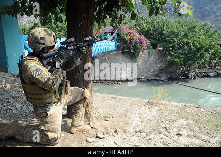 Provincia KUNAR, Afghanistan - STATI UNITI Esercito nazionale Guard Sgt. Jason McIntosh, una Austin, Texas, nativo, fornisce la sicurezza lungo il canale Whatapur Luglio 10, 2012. Team di Ricostruzione Provinciale Kunar visitato il canale lungo con funzionari provinciali per effettuare un controllo sulla finalizzazione costruzione lungo il canale che fornisce acqua a più di 3.000 famiglie. Il PRT è composta di Stati Uniti Navy, U.S. Esercito, U.S. Air Force e dei civili che lavorano al fianco di funzionari di governo locali di ricollegare la gente dell'Afghanistan con il loro governo. McIntosh è un leader di squadra con il PRT forza di sicurezza Foto Stock