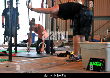 I membri di CrossFit Molesworth eseguire l'anello pushups durante il Coe allenamento eroe del giorno a RAF Molesworth, 14 agosto 2014. Il Coe Hero WOD, che si è tenuto in onore di U.S. Army Sgt. Keith Adam Coe, era una combinazione di anello 10 pushups e 10 spintori in 10 tornate per tempo. Il personale Sgt. Ashley Hawkins Foto Stock