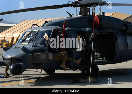 Avieri dal 455th Expeditionary Manutenzione aeromobili squadrone condurre una ispezione di preflight su un HH-60G Pave Hawk elicottero a Bagram Air Field, Afghanistan, 10 luglio 2014. Il team di manutenzione viene distribuita da 923rd Manutenzione aeromobili squadrone Davis-Monthan Air Force Base in Arizona. Senior Airman Sandra Welch Foto Stock