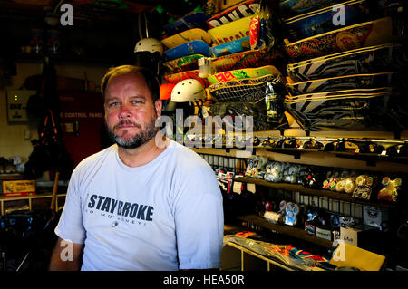 Chiavi di Mike, operatore del pattino Hickam Hangar, Base comune Harbor-Hickam perla, Hawaii, ha lavorato a partire dalla metà degli anni novanta per fare skate park un luogo sicuro per le persone di ritrovo e di imparare l arte di skateboard. Il convertito hangar è l'unica piscina interna struttura in legno su tutte le isole hawaiane. Esso vanta anche il solo keyhole in legno a bocce o vuotare la piscina rampe sagomate, su Oahu. In aggiunta, esso ha un 15.000 piedi quadrati corso di strada, più mini rampe, 12-piede rampa verticale con un 14-piede lapide collegato ad una sella e tre quarti di tubo. Foto Stock