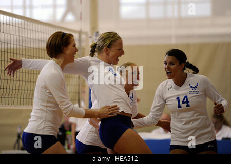 La Air Force femminile di pallavolo Team festeggia dopo un gioco al 2013 le Forze Armate campionato volley, Hill Air Force Base in Utah, 9 maggio 2013. Squadre provenienti da diversi rami del militare per includere le Air Force, Marines, Marina, e l'esercito si sono riuniti per giocare per vantarsi dei propri diritti come le forze armate di pallavolo Champions. Airman 1. Classe Justyn M. Freeman Foto Stock