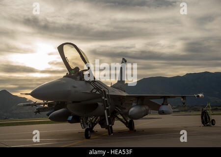 Un F-16 Fighting Falcon assegnato alla 510th Fighter Wing, la base aerea di Aviano, Italia, si prepara per il decollo durante un armi aria-terra di sistema programma di valutazione (WSEP) a Hill AFB, Utah, Agosto 13, 2014. WSEP è una formazione annuale esercizio dove l'efficacia, manutenibilità, idoneità e accuratezza delle munizioni a guida è valutata. Il 510th FW, nonché il 494th FW dal Royal Air Force Lakenheath, Inghilterra, hanno aderito 388 Fighter Wing di Hill AFB, Utah. Airman 1° classe regina Taylor Foto Stock