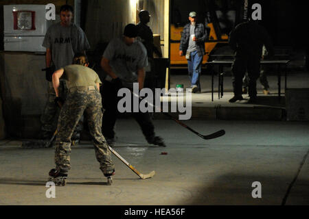 Stati Uniti Army Spc. Adam Ramos, Delta società di manutenzione del veicolo, 1° Brigata Team di combattimento, XXII Battaglione, 4a divisione di fanteria, prende un colpo di penalità dal lato linea durante il notturno hockey gioco in avanti una base operativa Falcon, Iraq, nel febbraio 9, 2009. Foto Stock