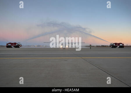 Un AC-130H Spectre Gunship riceve un cannone ad acqua salutare dalla base dei vigili del fuoco sul flightline a Cannon Air Force Base, N.M., Dic 20, 2012. L arrivo di questo gunship contrassegnato per la prima volta in più di otto anni che tutta la flotta è stata home stateside. Senior Airman Alexxis Pons Abascal) Foto Stock