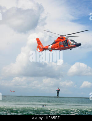 Un HH-65 elicottero dalla guardia costiera Stazione aria Miami estrae un 93Fighter Squadron, Homestead Air Base di riserva, pilota dalle acque al largo di Key Largo durante l'acqua di formazione di sopravvivenza, Sett. 11. La formazione era parte di una 2 giorni di manifestazione che includeva la segnalazione, kit di sopravvivenza familiarizzazione, navigazione terrestre e la terra e l'acqua di formazione di sopravvivenza. Foto Stock