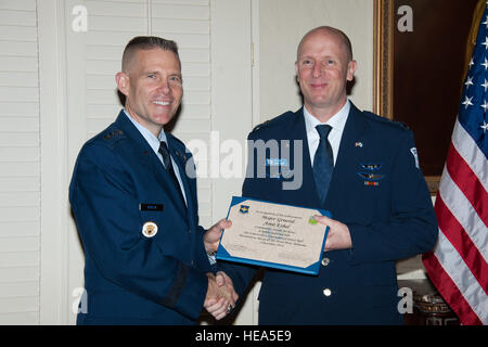 Lt. Gen. Steven Kwast, comandante e presidente, aria University, presenta Lt. Col. Assaf Segal con l'Onore Internazionale Roll certificato per il Mag. Gen. Amir Eshel, commander, forza aerea israeliana, Dicembre 3, 2014. IHR internazionale riconosce i laureati che raggiungere posizioni di leadership nel loro paese come capo del loro servizio o superiore. Melanie Rodgers Cox Foto Stock