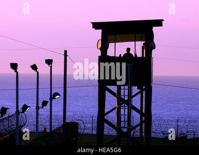 GUANTANAMO Bay a Cuba - Spc. Emely Nieves dal Porto Rico Esercito Nazionale guardie di guardia del suo posto al di sopra della Joint Task Force di detenzione di Guantanamo facility di sunrise, Gen 7. JTF Guantanamo fornisce un sicuro, umano, legale e trasparente di cura e custodia dei detenuti, compresi quelli condannati dalla commissione militare e quelli ordinati rilasciato da un tribunale. La JTF conduce la raccolta di intelligence, analisi e diffusione per la tutela dei detenuti e il personale che lavora in JTF Guantanamo strutture e a sostegno della guerra al terrore. JTF Guantanamo fornisce il supporto per l'Ufficio di militari Foto Stock