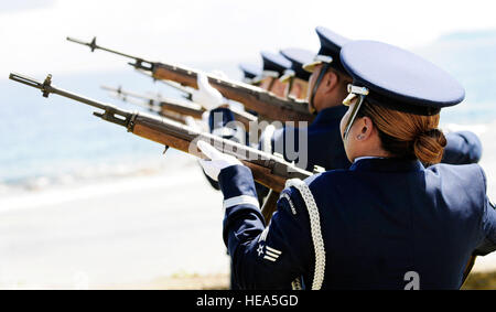 Avieri dalla trentaseiesima ala guardia d'onore presso Andersen Air Force Base, Guam, condurre una 21-gun salute Luglio 20 durante la RAIDR 21 Memorial Cerimonia di Inaugurazione al governatore del complesso al punto Adelup in Hagatna, Guam. Amici e collaboratori del RAIDR 21 equipaggi insieme ai residenti della locale comunità di Guam onorato i caduti equipaggio con la cerimonia in cui un memoriale dedicato ai avieri è stata svelata. L'equipaggio è morto quando il loro B Stratofortress si è schiantato al largo di Guam, 21 luglio 2008. Airman 1. Classe Courtney Witt) Foto Stock