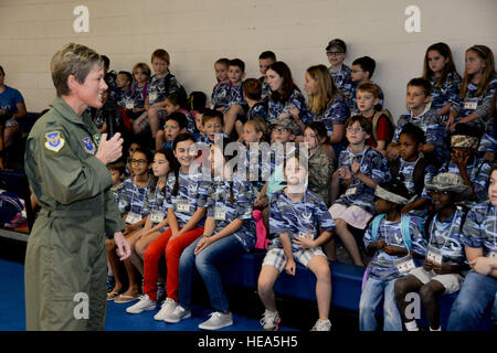 Col. Kristin Goodwin, seconda bomba Wing Commander, accoglie il funzionamento Hero i partecipanti su Barksdale Air Force Base, La., Sett. 27, 2014. Funzionamento Hero è una simulazione di distribuzione destinato a dare ai bambini una migliore comprensione del processo di distribuzione dei loro genitori andare attraverso. ( Airman 1. Classe Mozer O. Da Cunha) Foto Stock