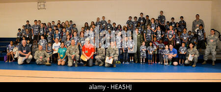 Col. Kristin Goodwin, seconda bomba Wing Commander, posa per una foto di gruppo con funzionamento Hero i partecipanti su Barksdale Air Force Base, La., Sett. 27, 2014. Funzionamento Hero è una simulazione di distribuzione destinato a dare ai bambini una migliore comprensione del processo di distribuzione dei loro genitori andare attraverso. ( Airman 1. Classe Mozer O. Da Cunha) Foto Stock