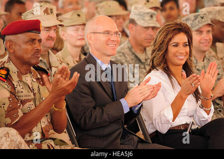 Maria Kurta (sinistra), la moglie di Ammiraglio Antonio M. Kurta e U.S. Ambasciatore a Gibuti, James Swan applaudire durante la Combined Joint Task Force Corno d Africa, Camp Lemonier, Gibuti, il 5 febbraio 2009. General William 'Kip' Ward Commander, U.S. Africa comando, presieduto la assunzione di comando mediante l'ammiraglio posteriore Antonio M. Kurta dall Ammiraglio Phillip H. Greene. CJTF-HOA ha la missione di costruire capacità di sicurezza, promuovere la cooperazione regionale e di proteggere gli interessi della coalizione a prevalere contro l'estremismo. (US Air Force SSgt Joseph L. Swafford Jr.) Foto Stock