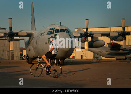 Più caldo di un'N'inferno centinaia di rider rotoli attraverso Sheppard Air Force Base in Texas, e 'Airpower Alley' 24 agosto 2013. Una coppia di C-130 Hercules, un F-16 Falcon, un A-10 Thunderbolt II, un T-38 Taloni, un T-6 texano II e un F-15 Eagle dalla rampa di formazione sono stati sul display per piloti di arresto di un guarda con i piloti a portata di mano per rispondere alle domande. Come parte dell'evento, centinaia di Sheppard ha aiutato i volontari i piloti che hanno bisogno di una pausa all'ultima fermata per riposare prima del traguardo. Su tutto il resto si arresta, piloti consuma più di 20.000 banane, più di 9.000 arance, più di 8.000 sottaceti, 2.800 gal Foto Stock