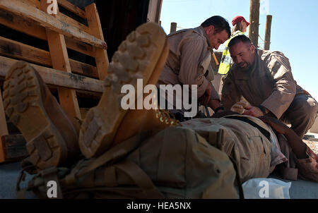 Austin Berrier e George Happ, Homeland Security indagini speciali agenti, fornire assistenza medica a simulare un incidente durante il team di risposta rapida familiarizzazione di campo e di risposta di emergenza esercitazione sett. 20, 2012, presso la Base Aerea Militare di Nellis Nev. HSI agenti speciali scelto Nellis AFB per il percorso di formazione a causa delle sue strutture ideali, apparecchiature e supporto militare, come pure il suo impegnativo terreno e clima. Il personale Sgt. Christopher Hubenthal) Foto Stock