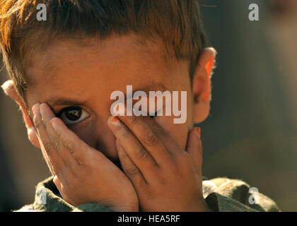 Un ragazzo giovane pone per la telecamera in un accampamento Kuchi vicino Hutal, provincia di Kandahar, Afghanistan, 5 gennaio 2010. Stati Uniti Soldati dal 5 Stryker Brigade Combat Team, 2a divisione di fanteria e di membri della polizia nazionale afgana fornito assistenza medica e umanitaria agli Kuchi persone che vivono qui. Il personale Sgt. Gli accordi di Dayton Mitchell) Foto Stock