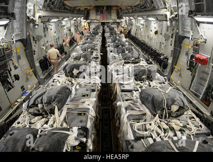 Stati Uniti Esercito xi Quartermaster Company parachute riggers assemblare 40 contenitore sistema di consegna pacchi di acqua su un C-17 Globemaster III per un aiuto umanitario di airdrop oltre la zona se Amirli, Iraq il 30 agosto 2014. Due C-17s sceso 79 fasci di acqua potabile fresca per un totale di 7,513 galloni. In aggiunta, due C-130 Hercules sceso 30 pacchi contenenti 3,032 galloni di acqua e 7,056 Halal pasti pronti a mangiare. Il personale Sgt. Shawn nichel) Foto Stock