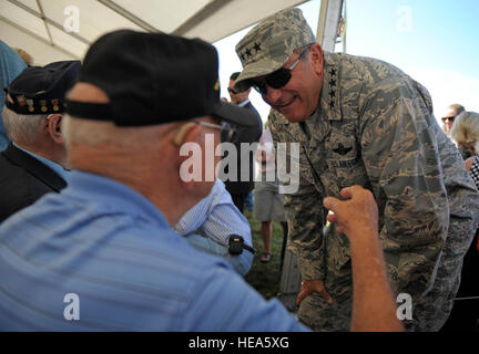 Stati Uniti Air Force gen. Filippo M. Breedlove, commander, U.S. Comando europeo e nato il Comandante supremo alleato in Europa, visite con la II Guerra Mondiale Veterani in un paracadutista goccia a Iron Mike memorial qui, Giugno 8, 2014. Più di 600 Stati Uniti, tedesco, olandese e francese i membri del servizio saltato per onorare i paracadutisti che ha saltato in Normandia durante il D-Day. La manifestazione è stata una delle diverse commemorazioni del settantesimo anniversario del D-Day operazioni condotte dalle forze alleate durante la II Guerra Mondiale 5-6 giugno 1944. Oltre 650 di personale militare degli Stati Uniti hanno aderito truppe provenienti da diverse nazioni della NATO a partecipare in ceremonie Foto Stock